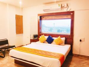 Keerthis Royal Suites - Near International Airport Terminal 1 and 2客房内的一张或多张床位