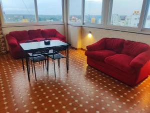 Keerthis Royal Suites - Near International Airport Terminal 1 and 2的休息区