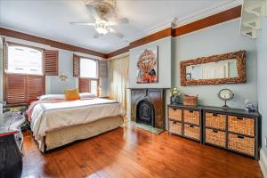 una camera da letto con un letto e un camino di Artist Residence 3 Bedroom Brownstone a Hoboken