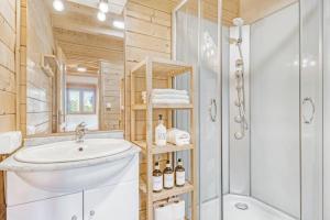 Bilik mandi di Cozy wood cabin, Casino, Pool, 25 min to Madrid Center +30 gambar