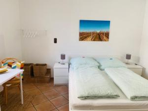 una camera da letto con un letto con due cuscini sopra di SECRA Exclusive "Cuvée" Piccolo a Rüdesheim am Rhein