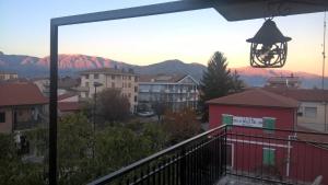 einen Balkon mit Stadtblick in der Unterkunft B&B Acquaria in Avezzano