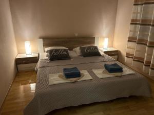 Posteľ alebo postele v izbe v ubytovaní Apartmani DENI