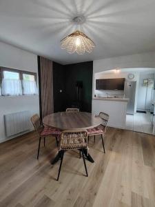 Kuchyň nebo kuchyňský kout v ubytování Le Jardin des Lacs Gîte Nature et SPA + 13 fotografií