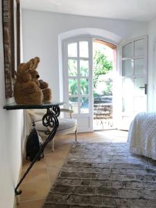 a room with two teddy bears sitting on a shelf at Luxueux Cocon avec parc paysagé avec piscine XXL à débordement, mer et plages 15 minutes in Pierrefeu-du-Var