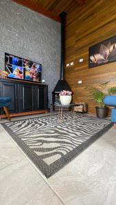 Uma TV ou centro de entretenimento em Canyons Guest House