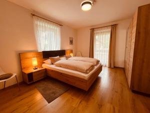 A bed or beds in a room at Ciasa Fam Comploi