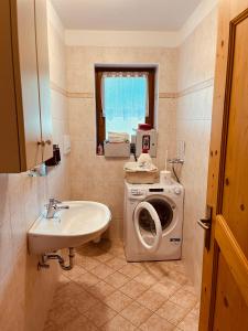 A bathroom at Ciasa Fam Comploi