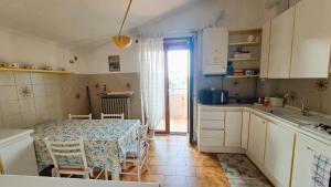 a kitchen with a table and a kitchen with a table and chairs at Colleoni Lodge CASA VACANZE CON 2 APPARTAMENTI INDIPENDENTI in Verdellino