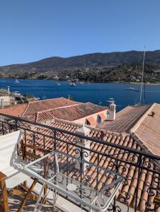 波罗斯Thama Poros的从建筑物屋顶上可欣赏到水景