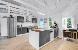 una cucina con elettrodomestici in acciaio inossidabile e pareti bianche di Pet Friendly Home In Rømø With Kitchen a Rømø Kirkeby