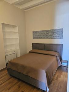 een slaapkamer met een groot bed in een kamer bij Appartamento Adiosa in Cagliari