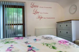 Un pat sau paturi într-o cameră la Millers Cottage +9 fotografii