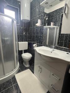 Ένα μπάνιο στο Apartment w/ spacious terrace +19 φωτογραφίες