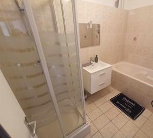 Łazienka w obiekcie Relais De La Tour