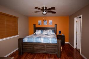 una camera da letto con un letto e un ventilatore a soffitto di InHomeStays a Lakewood