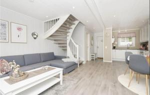 Ruang duduk di Stunning Home In Eidsvåg I Romsdal