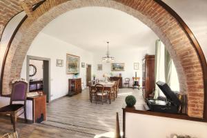 une voûte dans un salon avec une salle à manger dans l'établissement Villa Orsini Peccioli - Villa storica ad uso esclusivo con piscina, à Peccioli