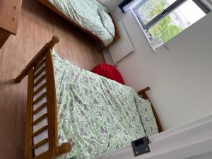 ロンドンにあるNewbury3のベッドと窓のある小さな部屋 +3枚の写真