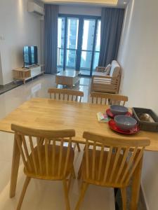 Un comedor con mesa y sillas de madera. en 公主湾 悦, en Johor Bahru