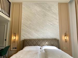 um quarto com uma cama grande com duas luzes em Carlsbad Grand studio Michal em Karlovy Vary