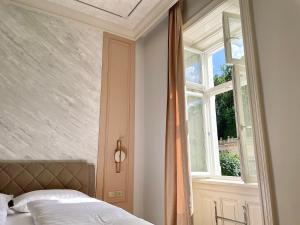 Uma cama ou camas num quarto em Carlsbad Grand studio Michal