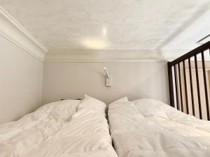 Uma cama ou camas num quarto em Carlsbad Grand studio Michal