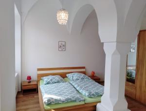 Un pat sau paturi într-o cameră la Ferienwohnung im Rittergut Plohn 500 meter zum Freizeitpark