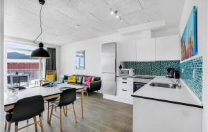 Η κουζίνα ή μικρή κουζίνα στο Cozy Apartment In Hvide Sande With Wifi