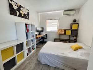 a bedroom with a bed and a desk in it at Maison Lili 2 chambres in Conca