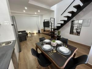 a dining table and chairs in a living room at Casa Calle Pilar in Fuentes de Andalucía