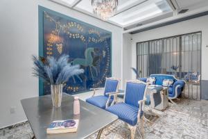 een eetkamer met blauwe stoelen en een tafel bij The Condesa House in Mexico-Stad +69 foto's