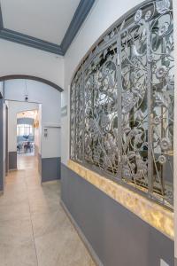 een gang met een smeedijzeren muur bij The Condesa House in Mexico-Stad