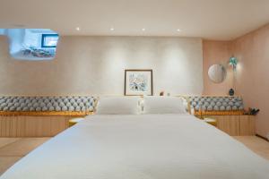 a large white bed in a room with booths at Chez moi - Plateau - Superbe Stay - Excellent emplacement - très confortable - in Montréal