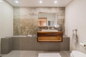 a bathroom with a sink and a mirror at Chez moi - Plateau - Superbe Stay - Excellent emplacement - très confortable - in Montréal +34 photos