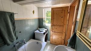 Et badeværelse på Dein fabelhaftes Ferienhaus Ostfriesland + 38 billeder