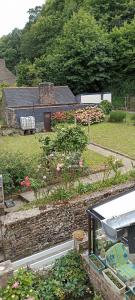 サン・マルカンにあるChez titine gîte du Bon Accueilの石垣と花のある屋外庭園