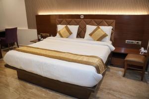 Postel nebo postele na pokoji v ubytování The Ontime Hotel, Bangalore