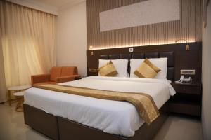 Postel nebo postele na pokoji v ubytování The Ontime Hotel, Bangalore
