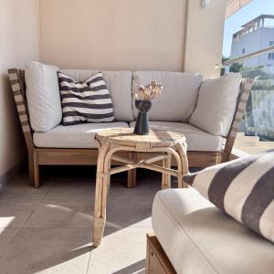 a living room with a couch and a table at Apartment Hispamar in Alicante