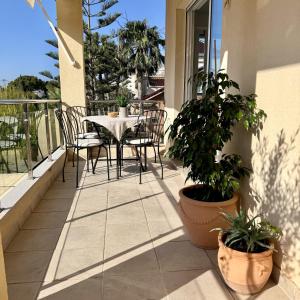 a patio with a table and chairs on a balcony at Apartment Hispamar in Alicante