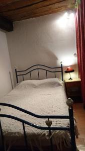 a bedroom with a bed with a white comforter at Studio Loft in Belgentier