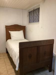 ein Schlafzimmer mit einem Holzbett und einem Fenster in der Unterkunft HeijenLUXE VAKANTIEWONING in Heijen