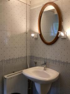 ein Badezimmer mit Waschbecken und Spiegel in der Unterkunft HeijenLUXE VAKANTIEWONING in Heijen + 9 Fotos