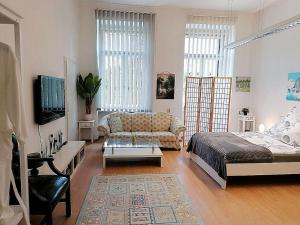 a living room with a couch and a bed at Nr 3 Großzügiges Kamin-Zimmer mit King-Size Bett im Zentrum WLAN TV gute Laune in Annaberg-Buchholz