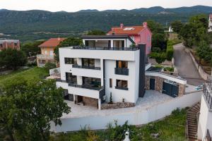 O vedere generală la munți sau o vedere la munte luată de la această vilă