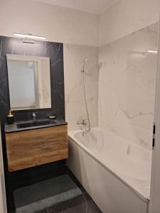 Et badeværelse på City Luxury Apartment + 4 billeder