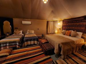 Una cama o camas en una habitación de beduincamp 13 fotos más