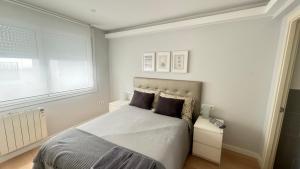 a bedroom with a bed and a window at Apartamento Cancela, super luminoso y bien situado in A Coruña