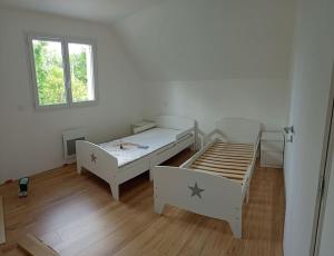 Ένα ή περισσότερα κρεβάτια σε δωμάτιο στο Villa Vacances vue panoramique campagne 8 pers